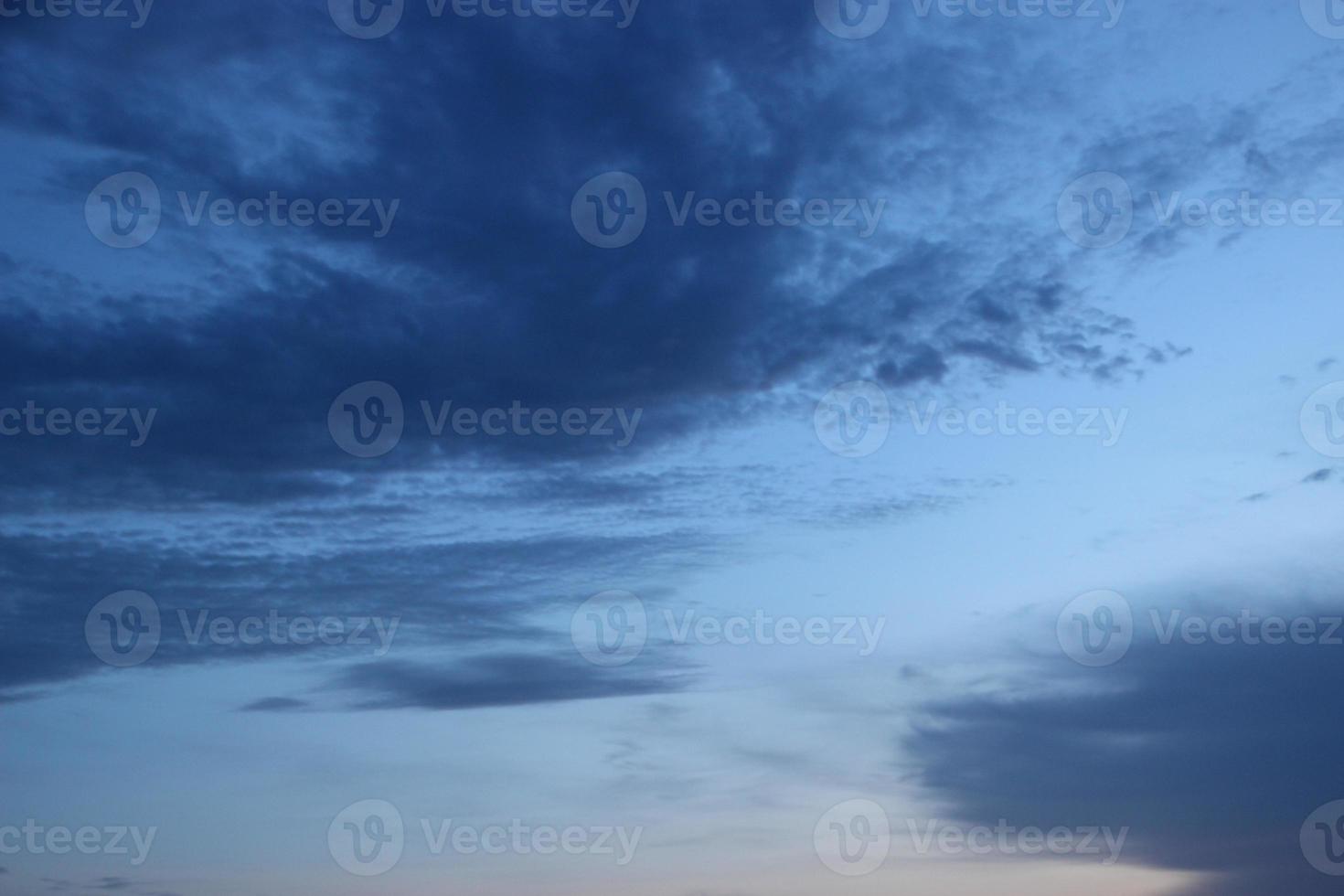 Sombrio azul nuvem com branco luz céu fundo e meia noite tarde Tempo foto