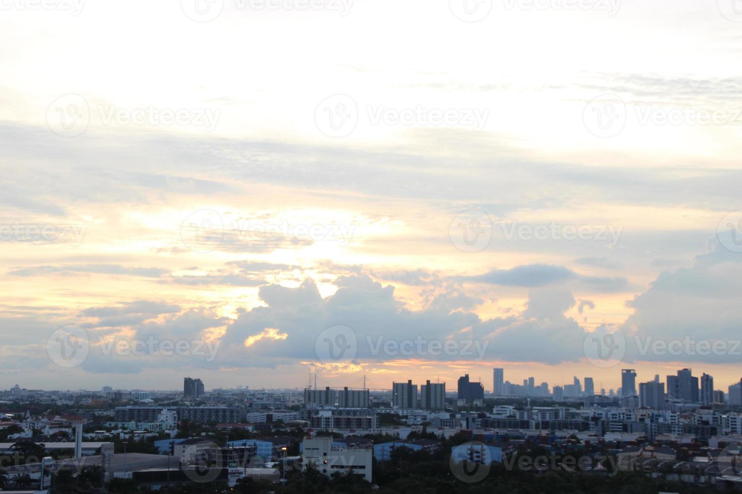 pôr do sol Sombrio azul nuvem com branco dourado luz céu fundo e cidade luz meia noite tarde Tempo foto