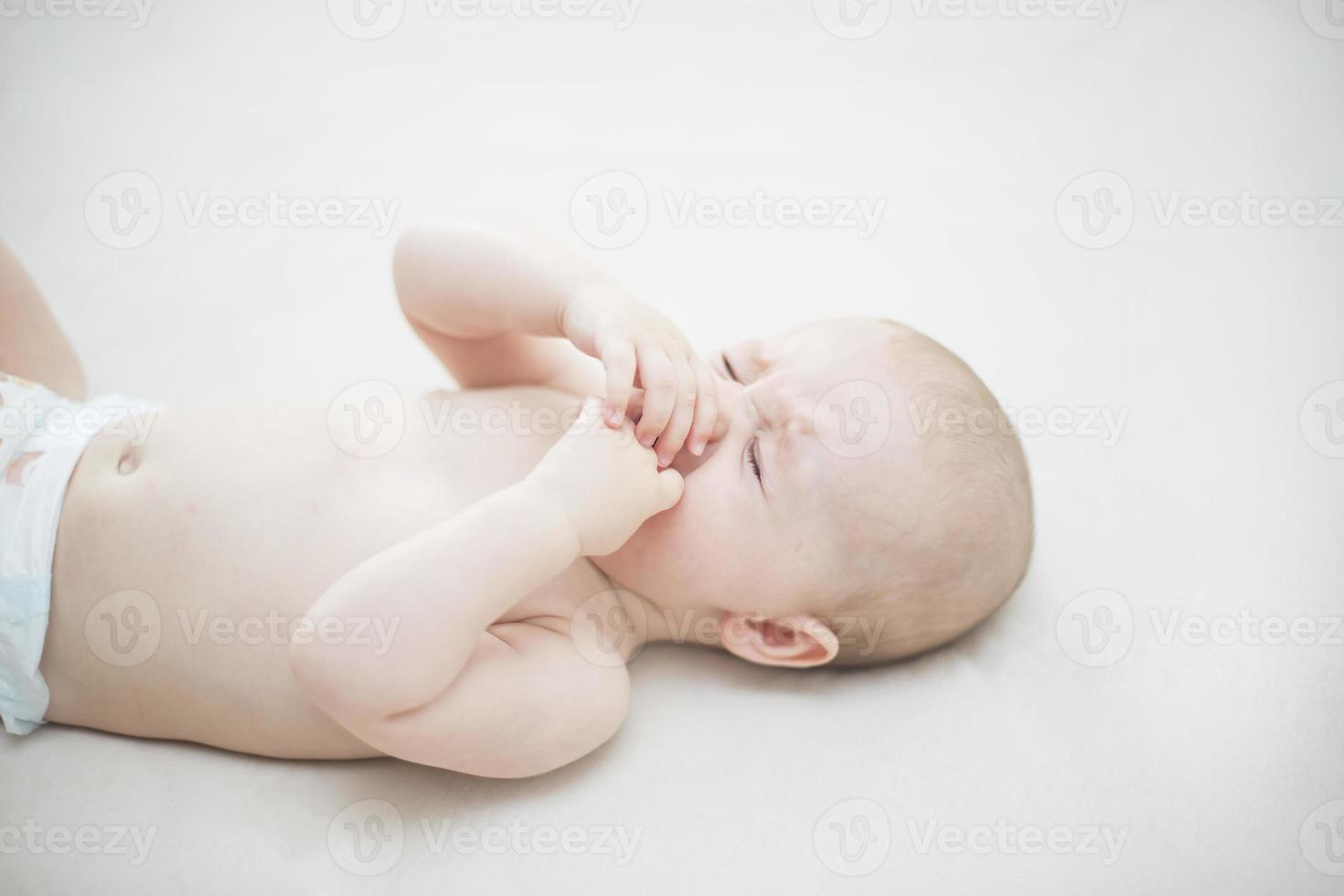 linda menina chorando na cama foto