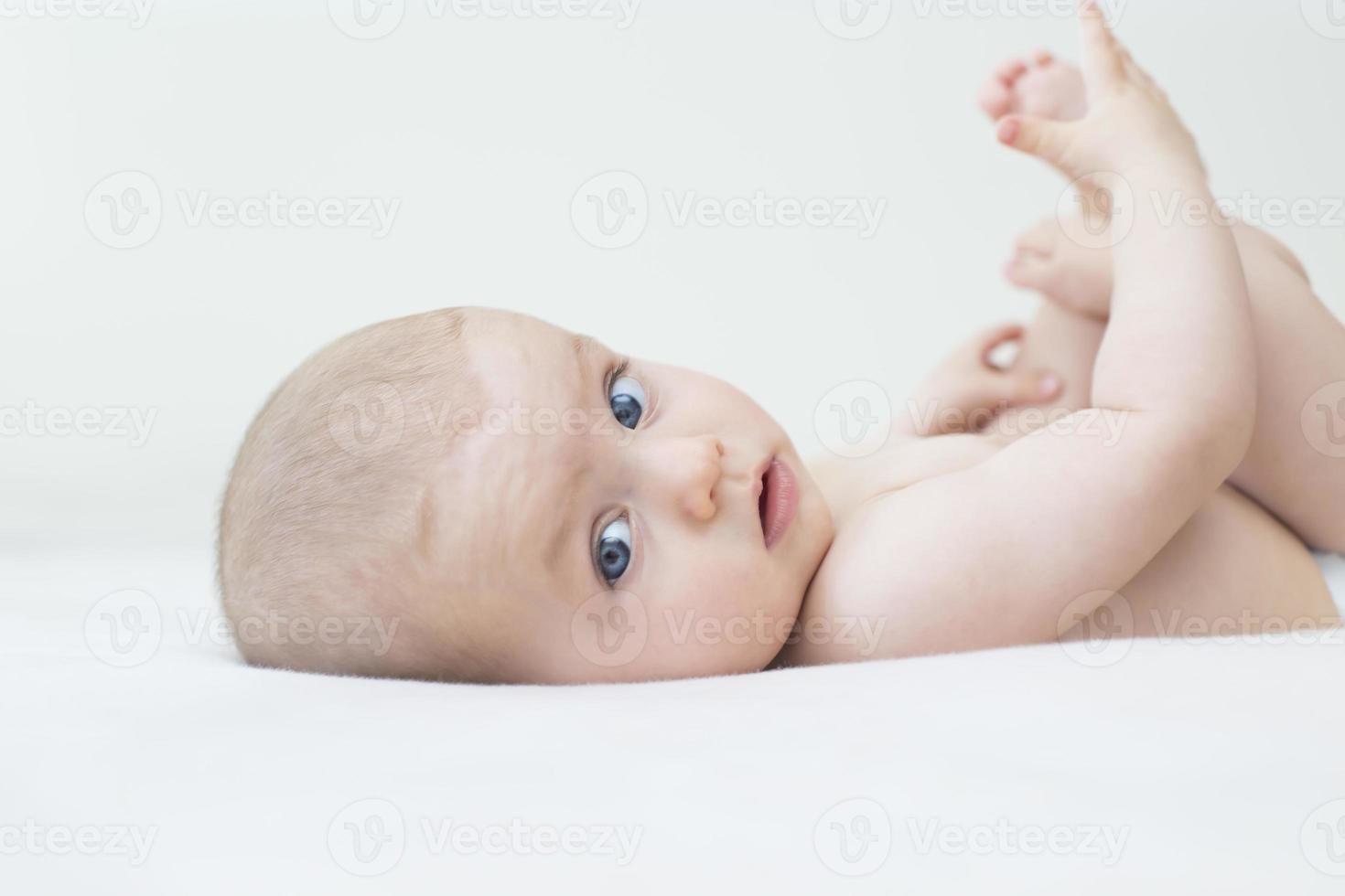 linda menina deitada na cama foto