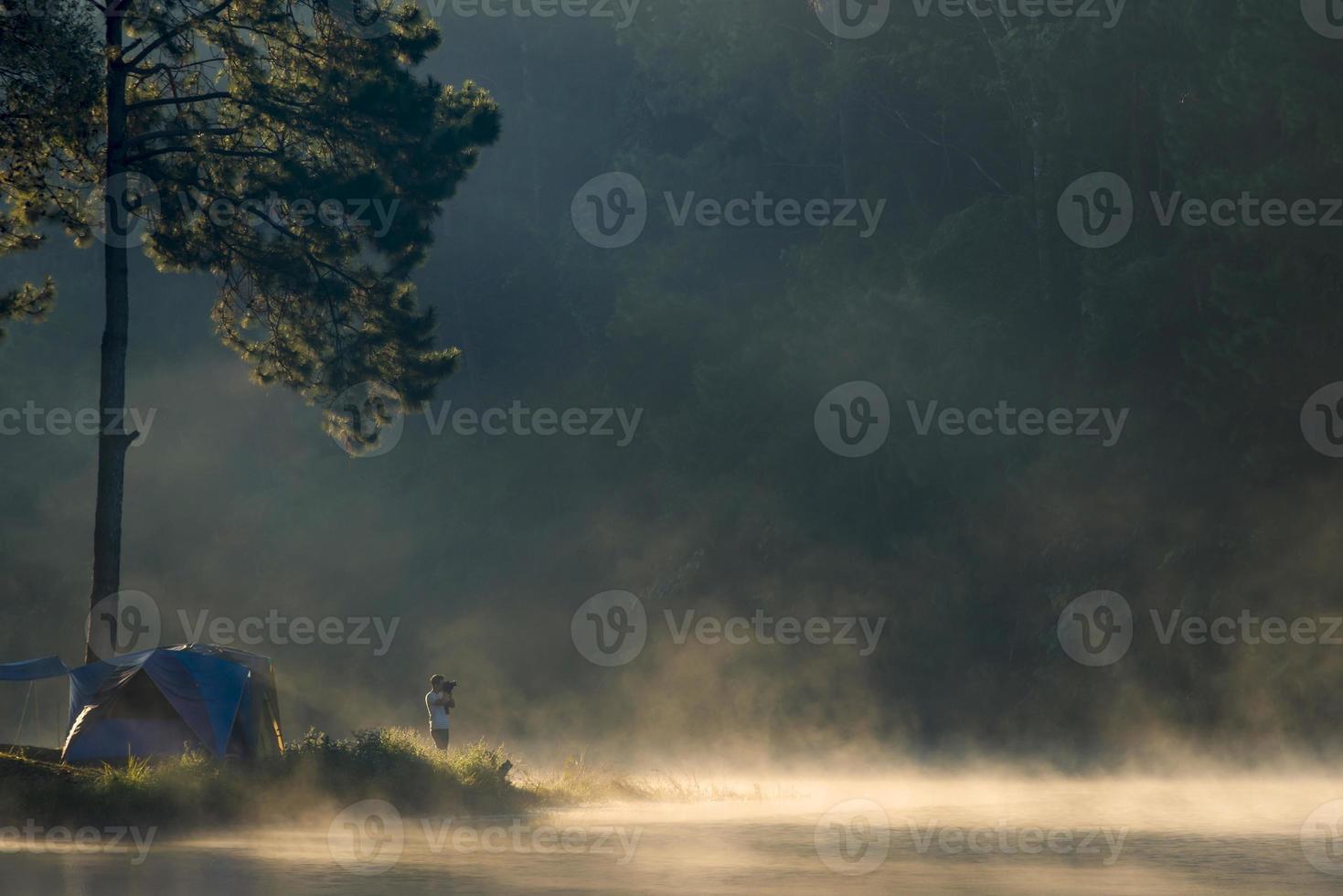 homem com câmera está filmando no lago pang ung foto