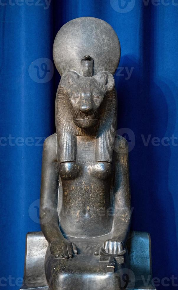 sekhmet deusa estátua isolado em azul foto