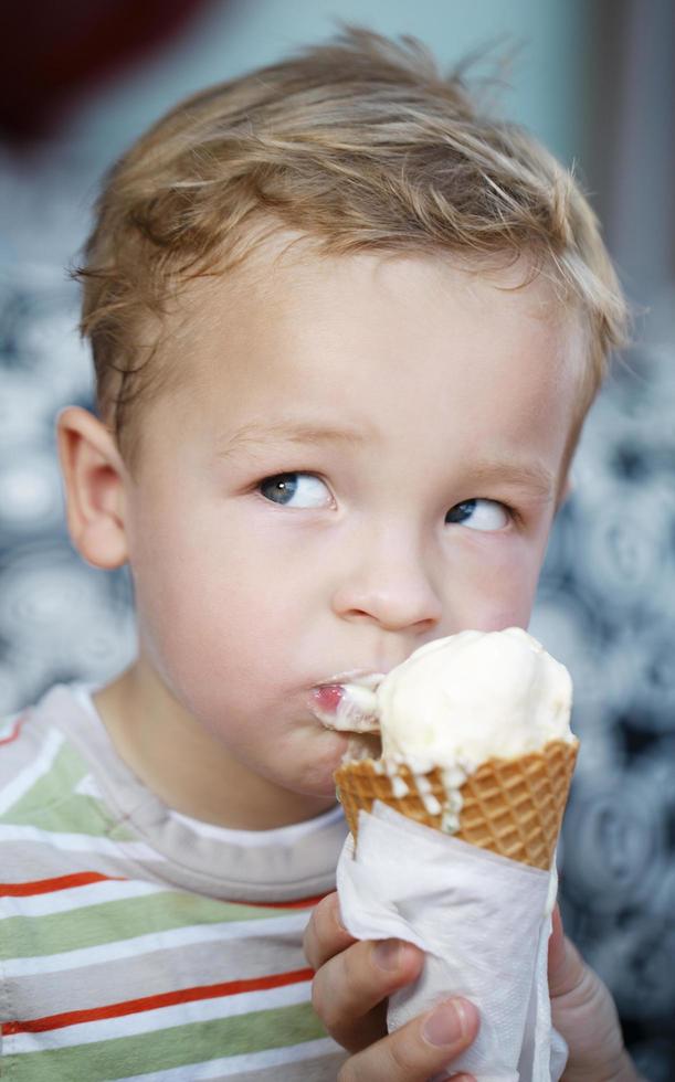 menino comendo sorvete foto