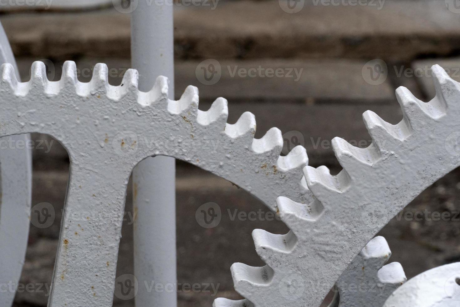 detalhe da roda do guincho industrial de ferro foto