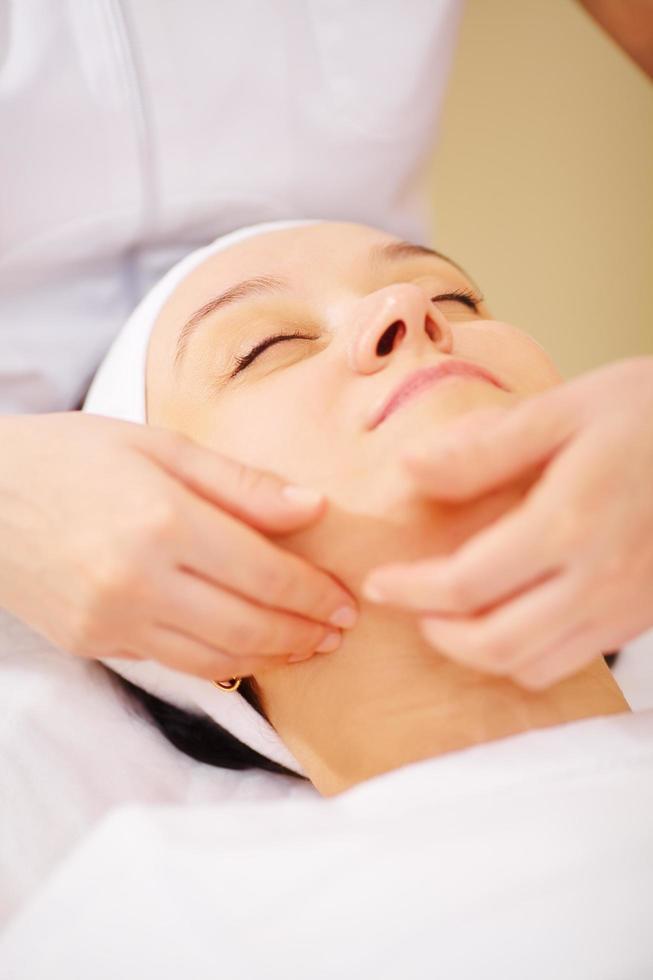 close-up de uma mulher recebendo uma massagem facial foto