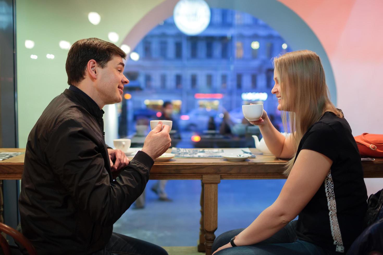 casal tomando café à noite foto