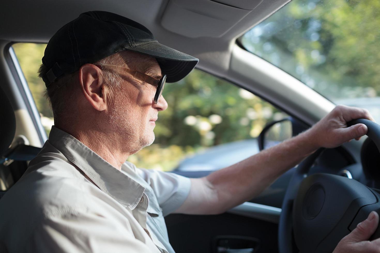 homem sênior ao volante foto