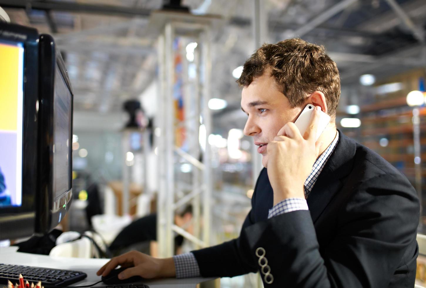 homem trabalhando e falando ao telefone. foto