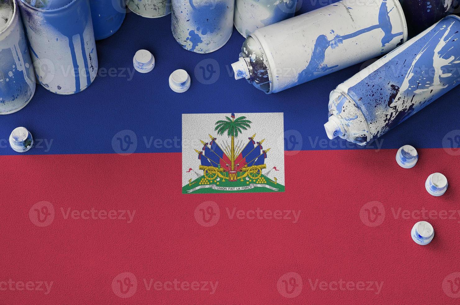 Haiti bandeira e poucos usava aerossol spray latas para grafite pintura. rua arte cultura conceito foto
