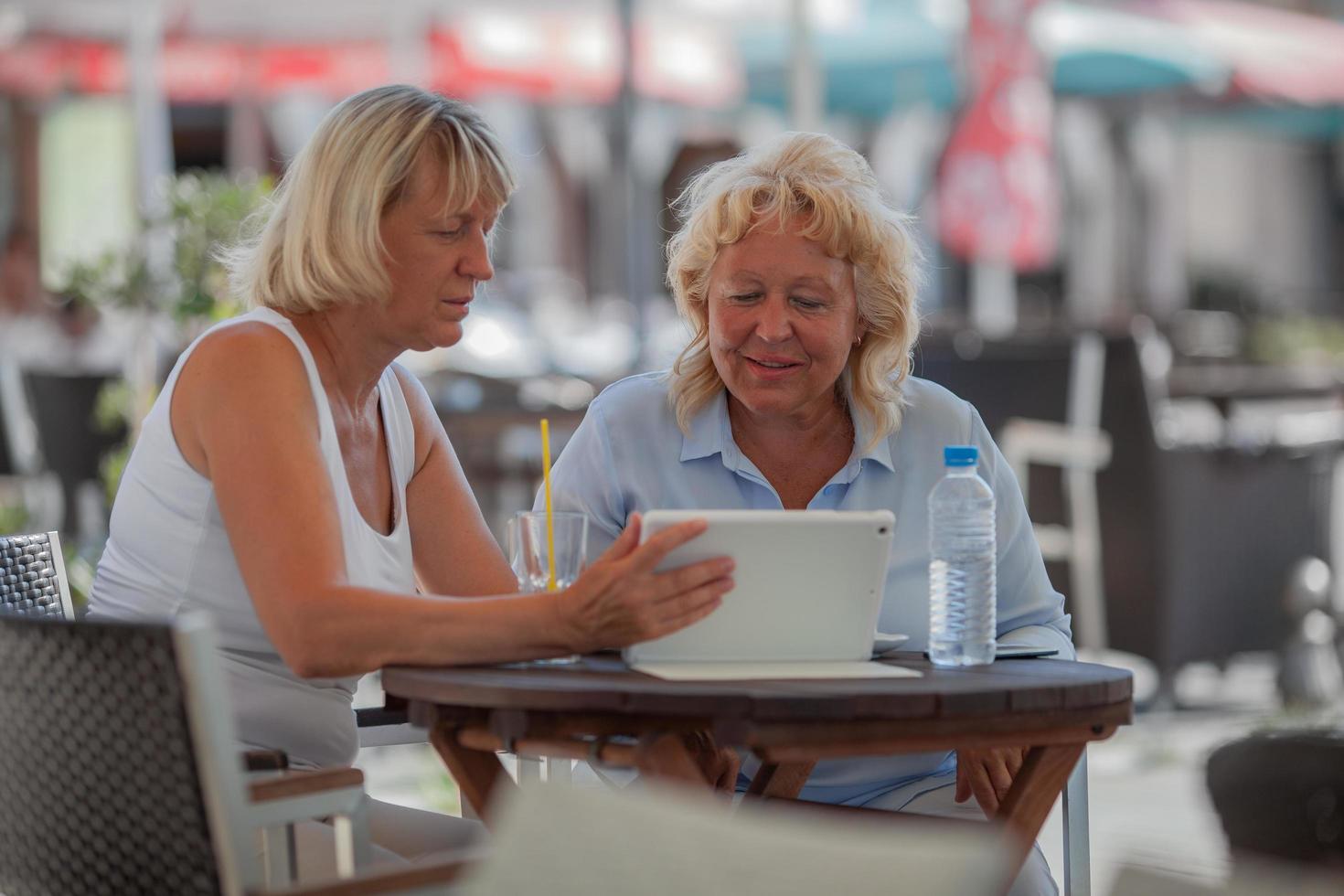 mulheres idosas relaxando em um café foto