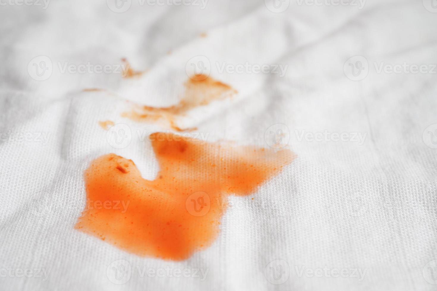 mancha de molho picante sujo no pano para lavar com sabão em pó, limpando o conceito de trabalho doméstico. foto