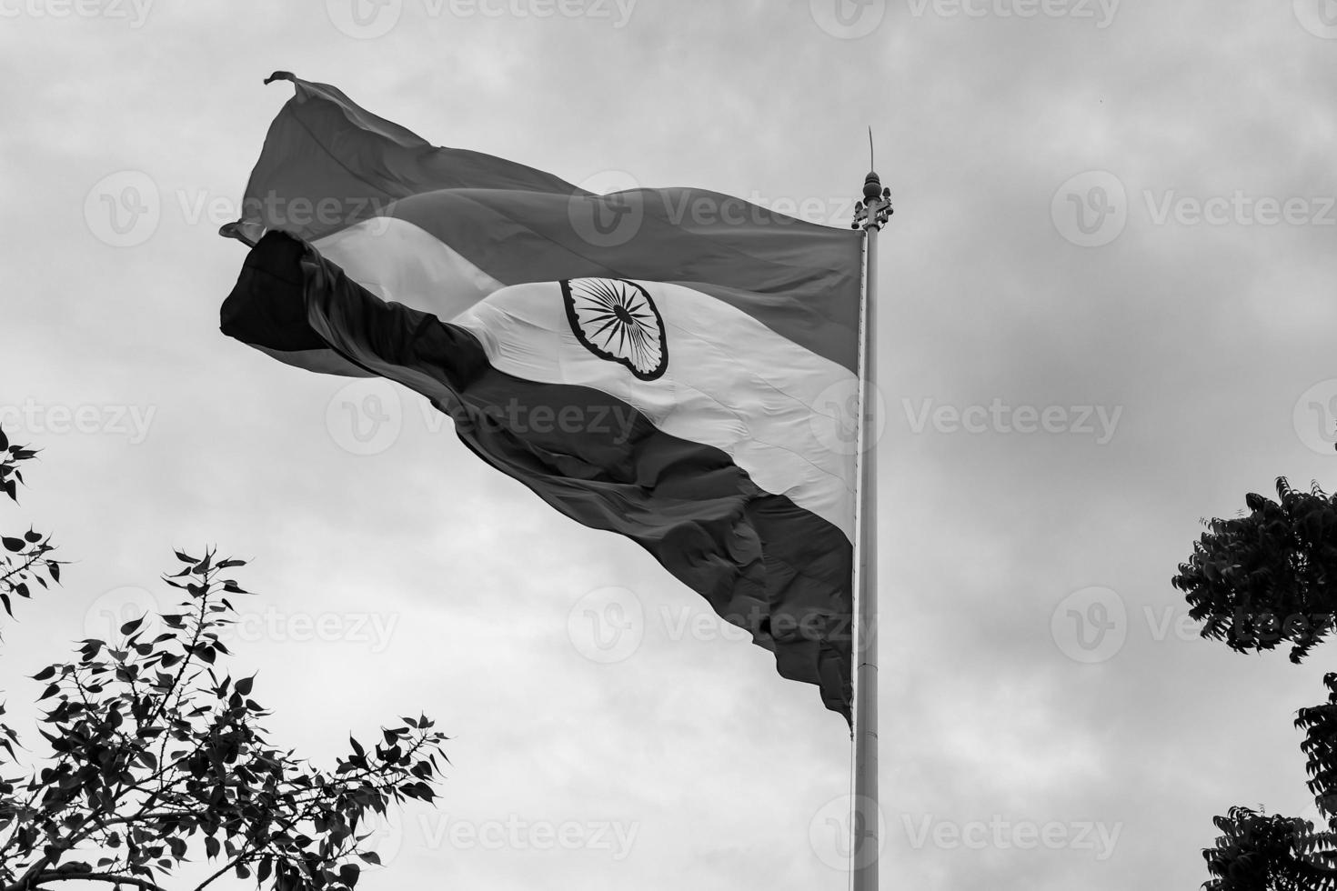 bandeira da índia voando alto no lugar de connaught com orgulho no céu azul, bandeira da índia tremulando, bandeira indiana no dia da independência e dia da república da índia, tiro inclinado, acenando a bandeira indiana, har ghar tiranga foto