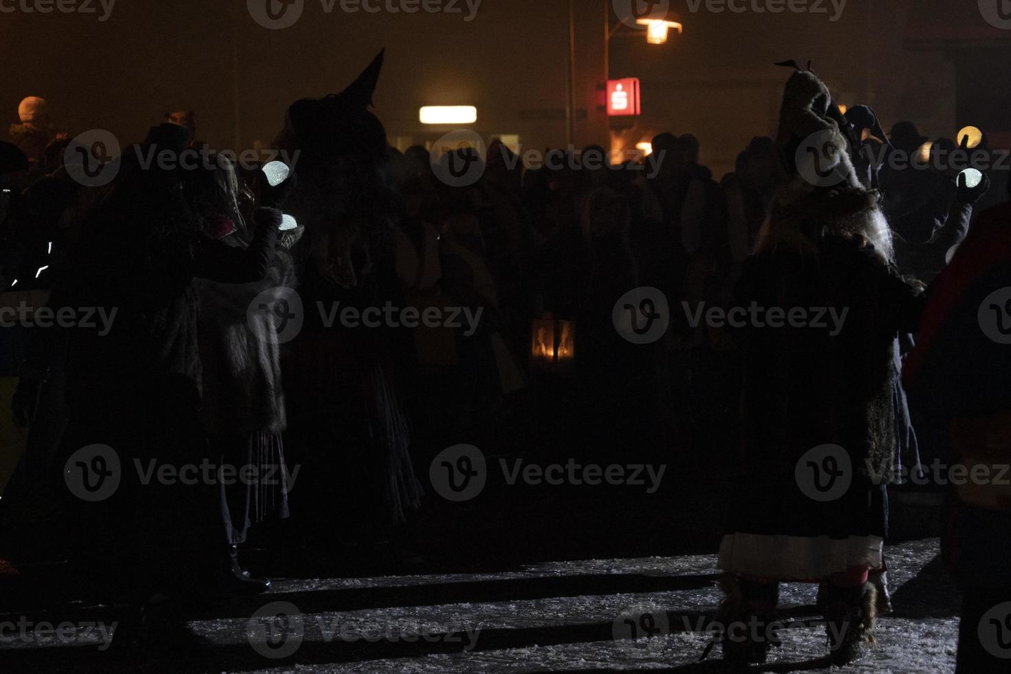 neuschoenau, alemanha - 5 de janeiro de 2019 - celebração da noite de lousnacht com o espírito da floresta waldgeister na vila da bavária foto