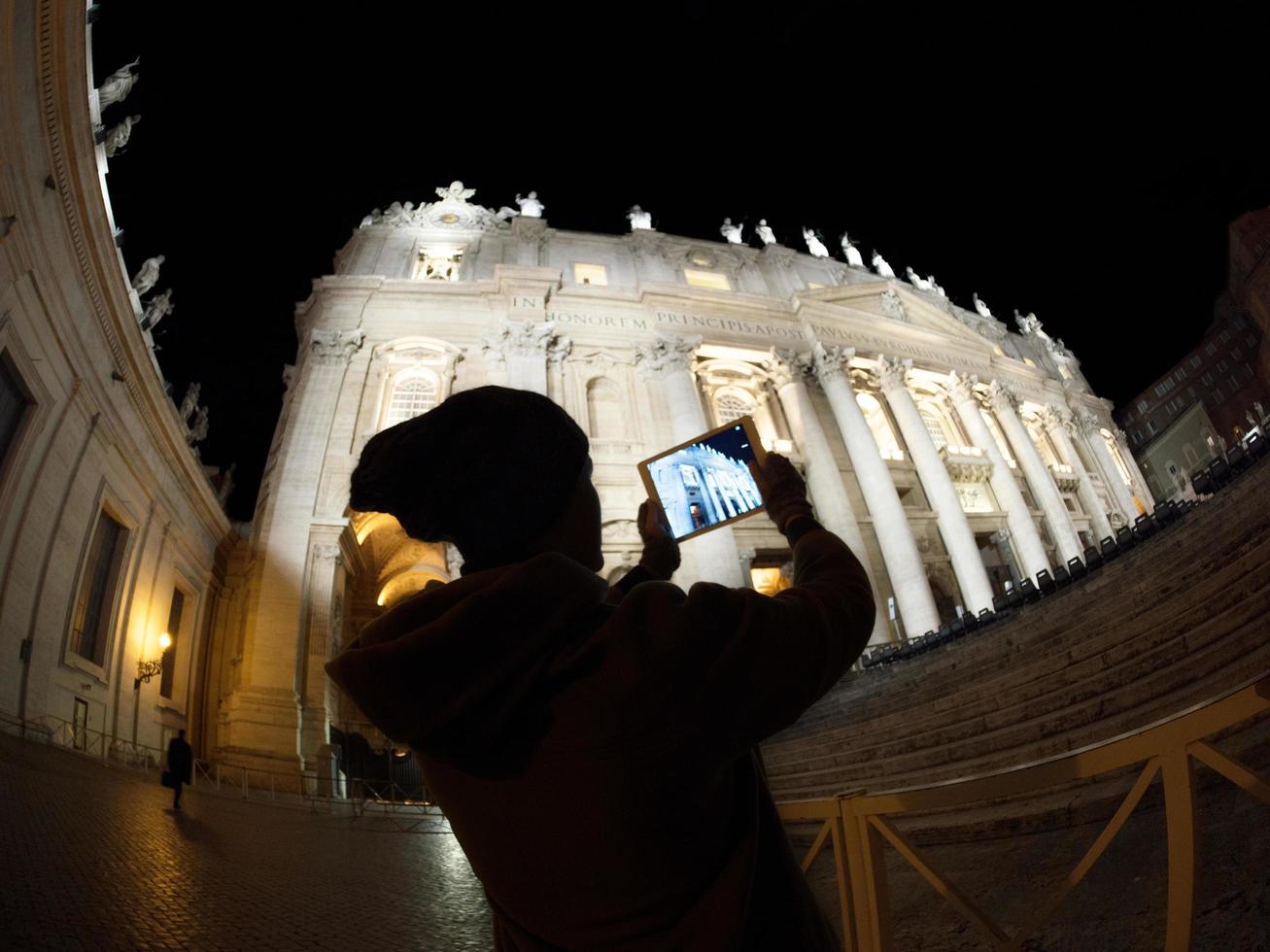 cidade-estado do vaticano, 2020 - turista tirando uma foto de st. basílica de peter