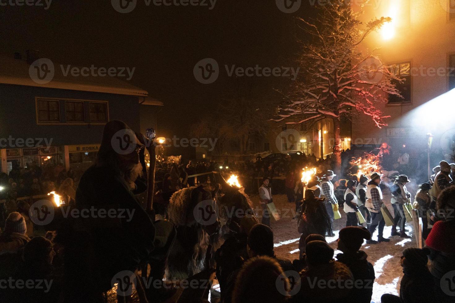 neuschoenau, alemanha - 5 de janeiro de 2019 - celebração da noite de lousnacht com o espírito da floresta waldgeister na vila da bavária foto