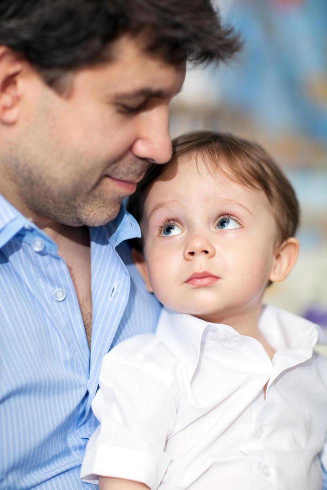 pai segurando filho foto