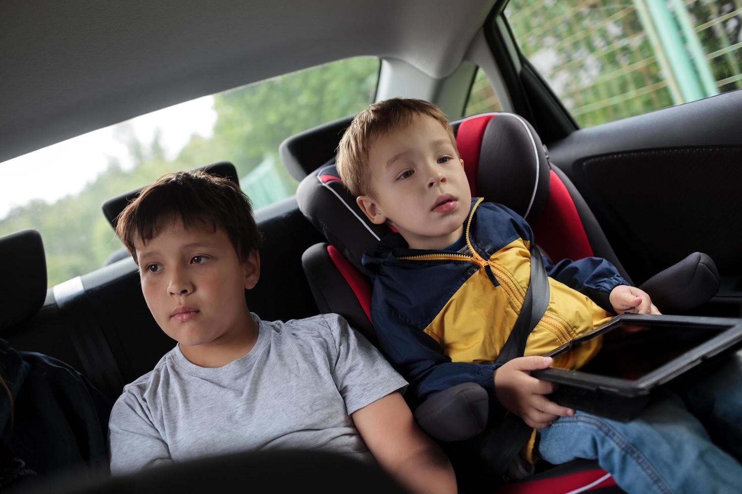 crianças sentadas em um carro foto