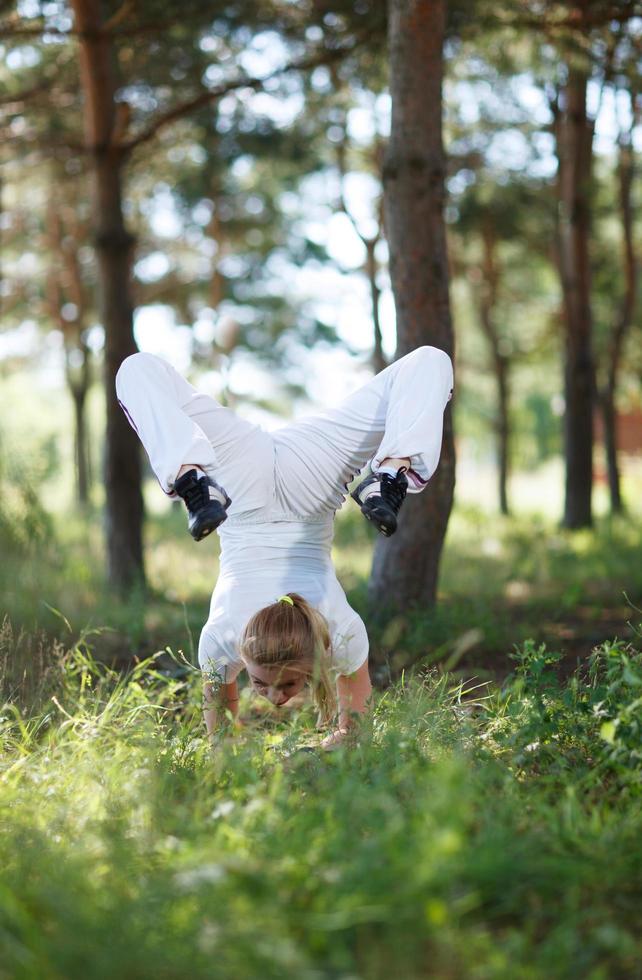 mulher em pose de asana na floresta foto