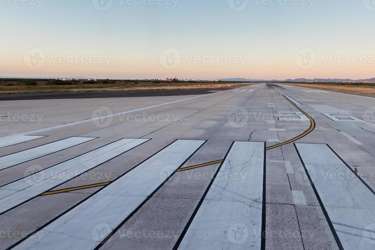 zona de pouso e decolagem do aeroporto foto