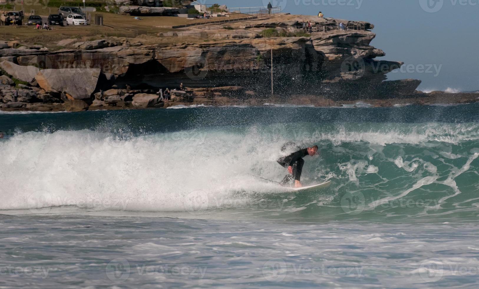 a isolado surfista jogando uma túnel dentro grande onda foto