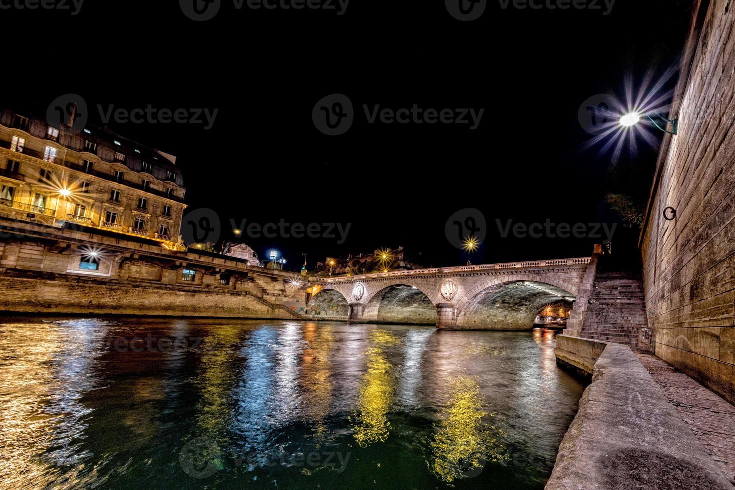 notre dame paris visão noturna foto