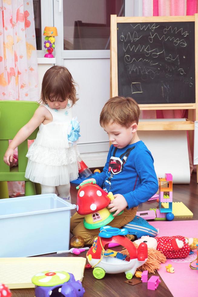 crianças brincando com brinquedos em casa foto