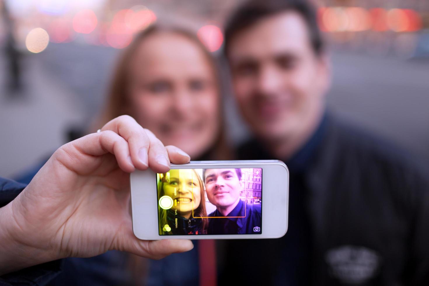 casal feliz tirando uma selfie foto