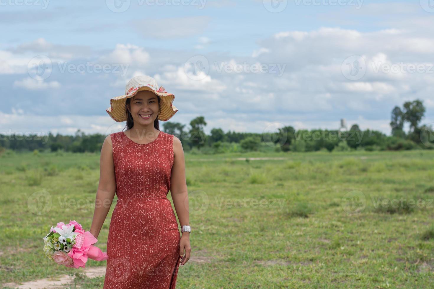 jovem relaxando em um campo verde foto