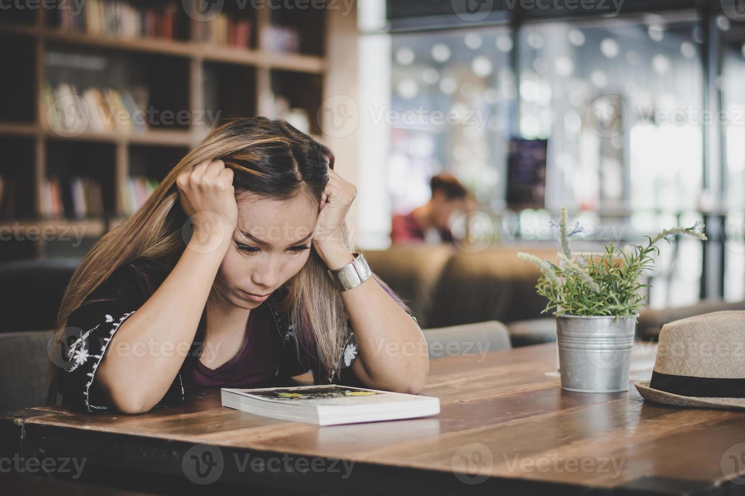 mulher de negócios se sentindo estressada enquanto está sentada no café foto