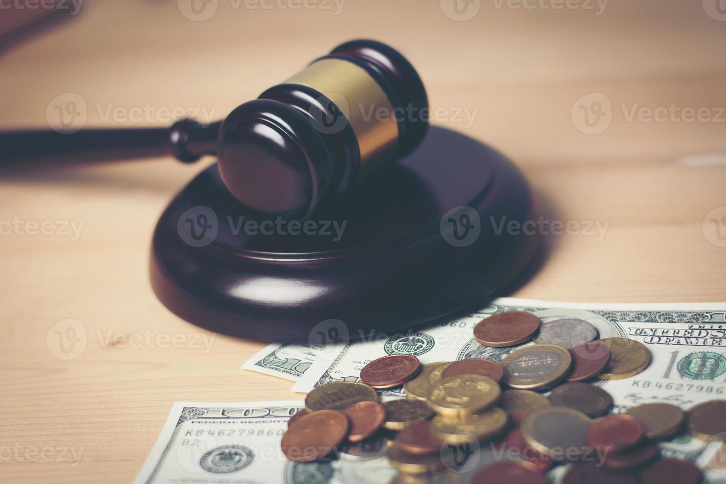 conceito de martelo do tribunal em dinheiro variado, close-up foto