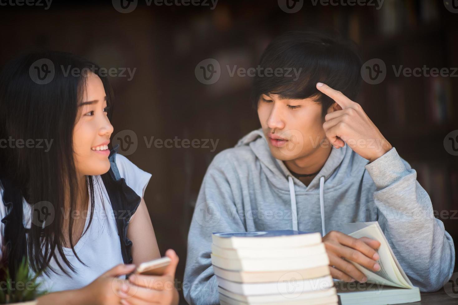 amigos estudantes felizes conversando no café foto