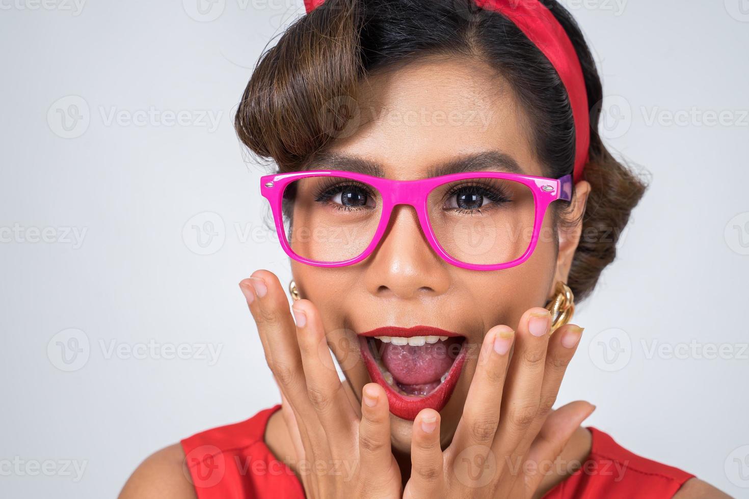 retrato de uma mulher elegante com óculos de sol rosa foto