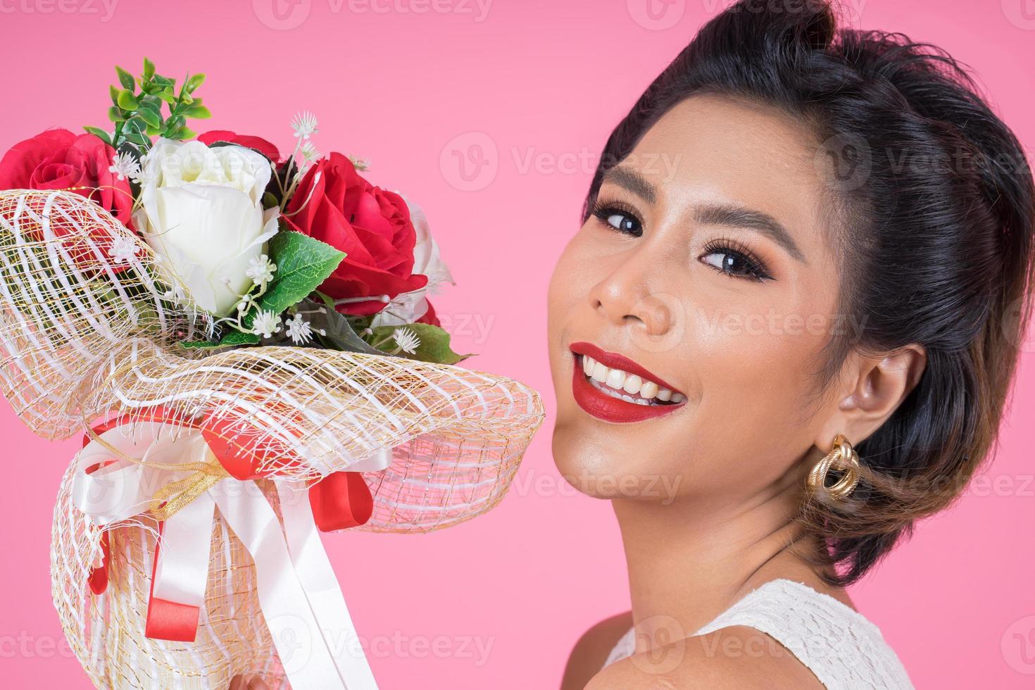 retrato de uma linda mulher com buquê de flores foto