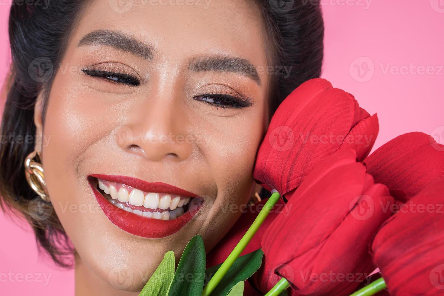 retrato de uma linda mulher com um buquê de flores de tulipa vermelha foto