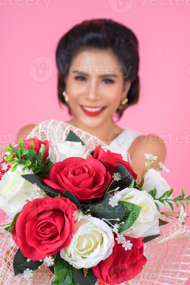 retrato de uma linda mulher com buquê de flores foto