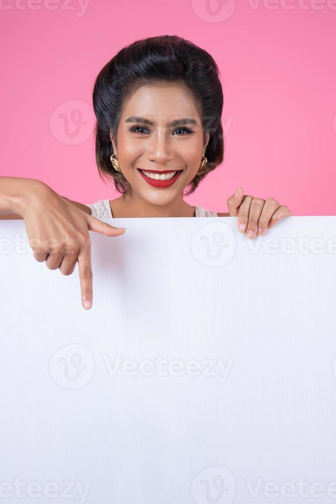 retrato de uma mulher elegante exibindo uma faixa branca foto