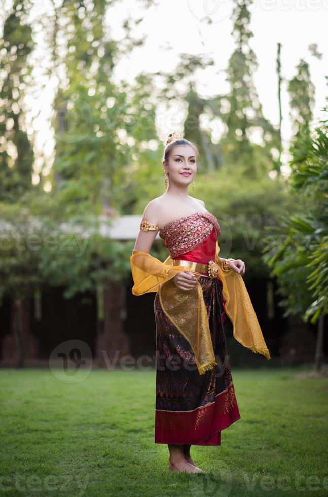 linda mulher com um vestido típico tailandês foto