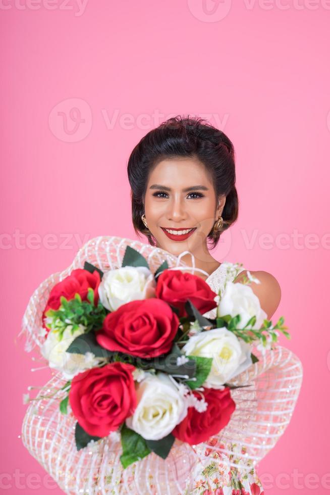 retrato de uma linda mulher com buquê de flores foto