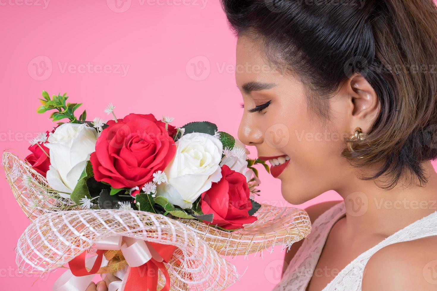 retrato de uma linda mulher com buquê de flores foto