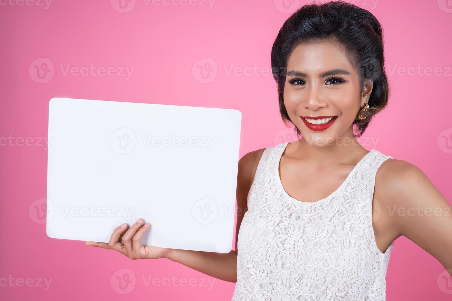 retrato de uma mulher elegante exibindo uma faixa branca foto