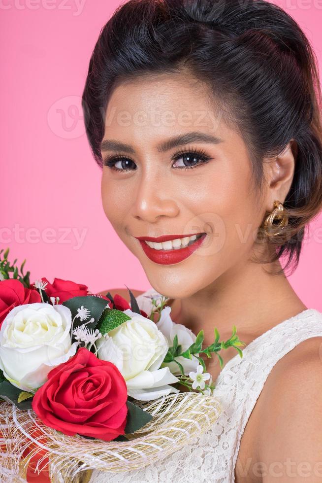 retrato de uma linda mulher com buquê de flores foto