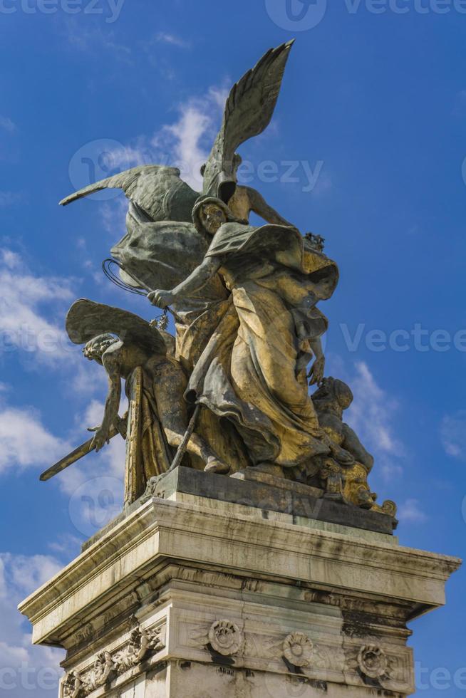 estátua il pensiero por giulio monteverde em vittoriano em roma foto