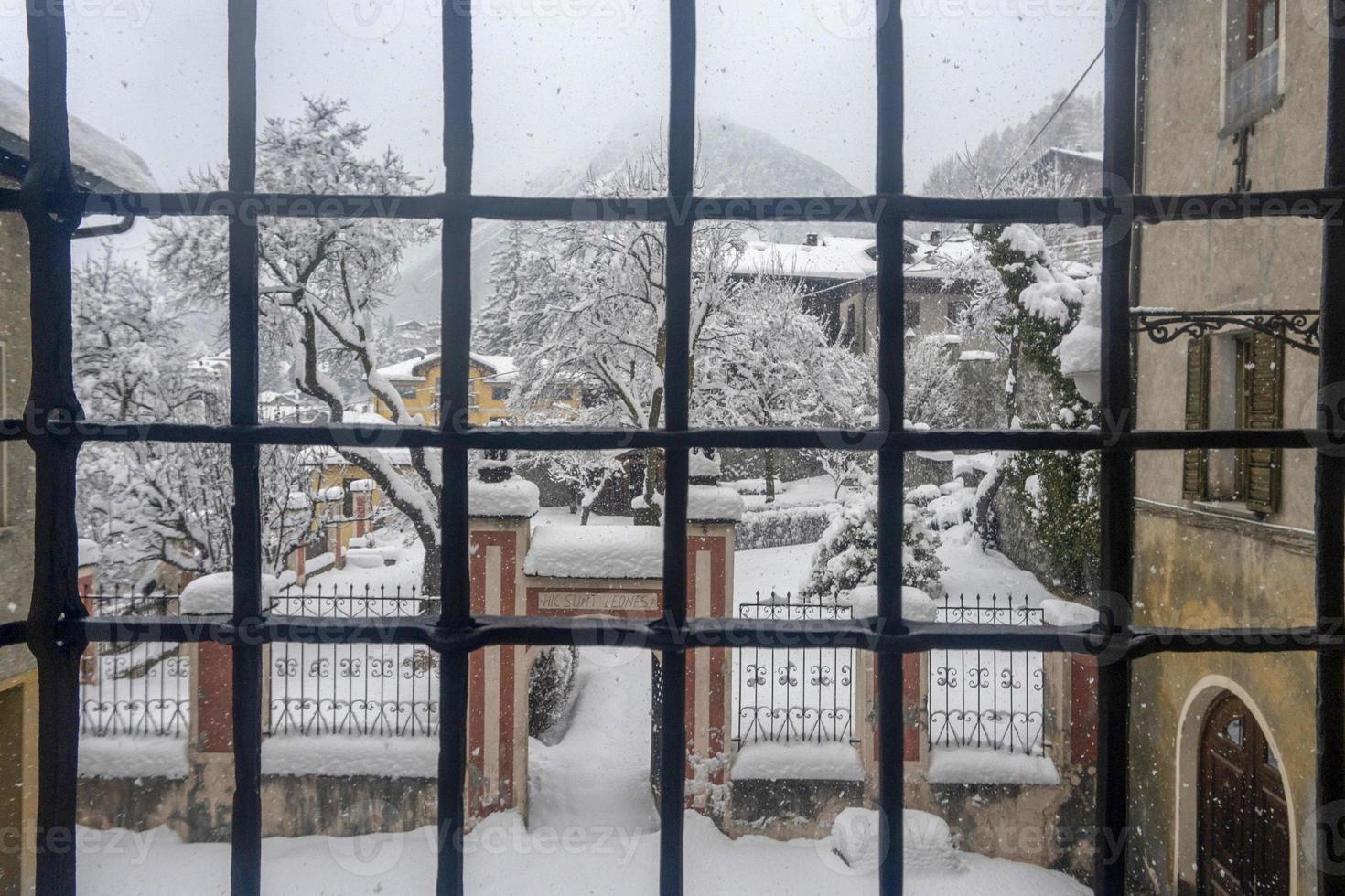 bormio vila medieval valtellina itália sob a neve no inverno foto