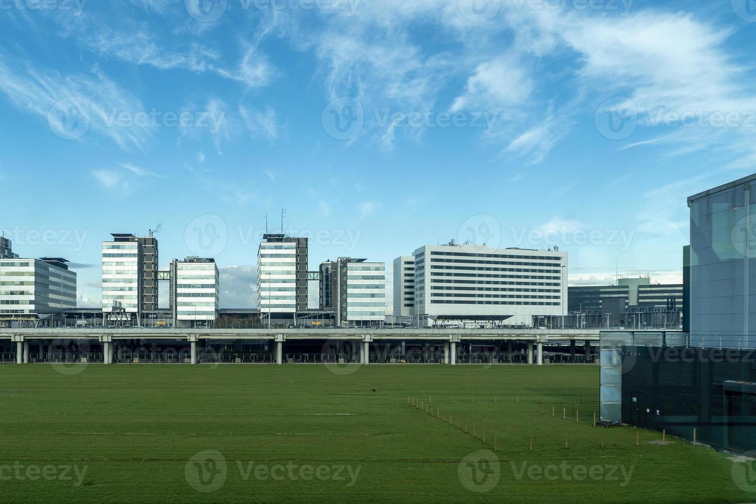 edifício do aeroporto de schiphol e área de operação de amsterdã foto