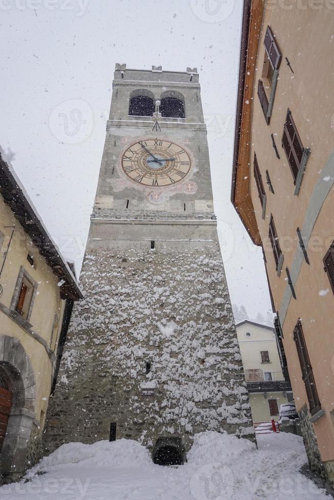 bormio vila medieval valtellina itália sob a neve no inverno foto