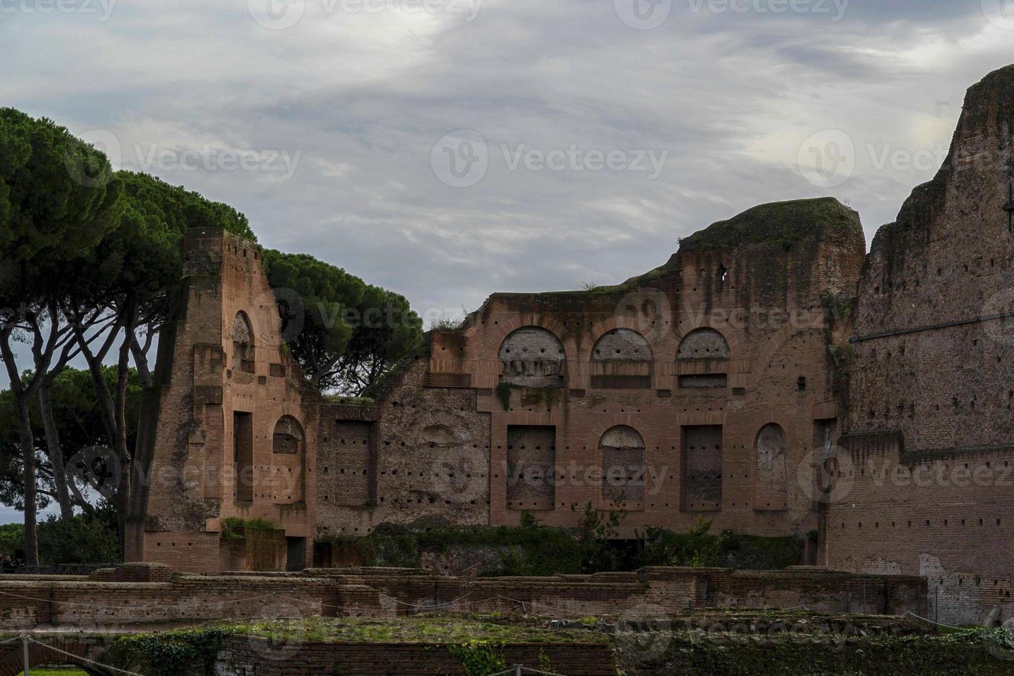 fóruns imperiais em roma em dia nublado foto