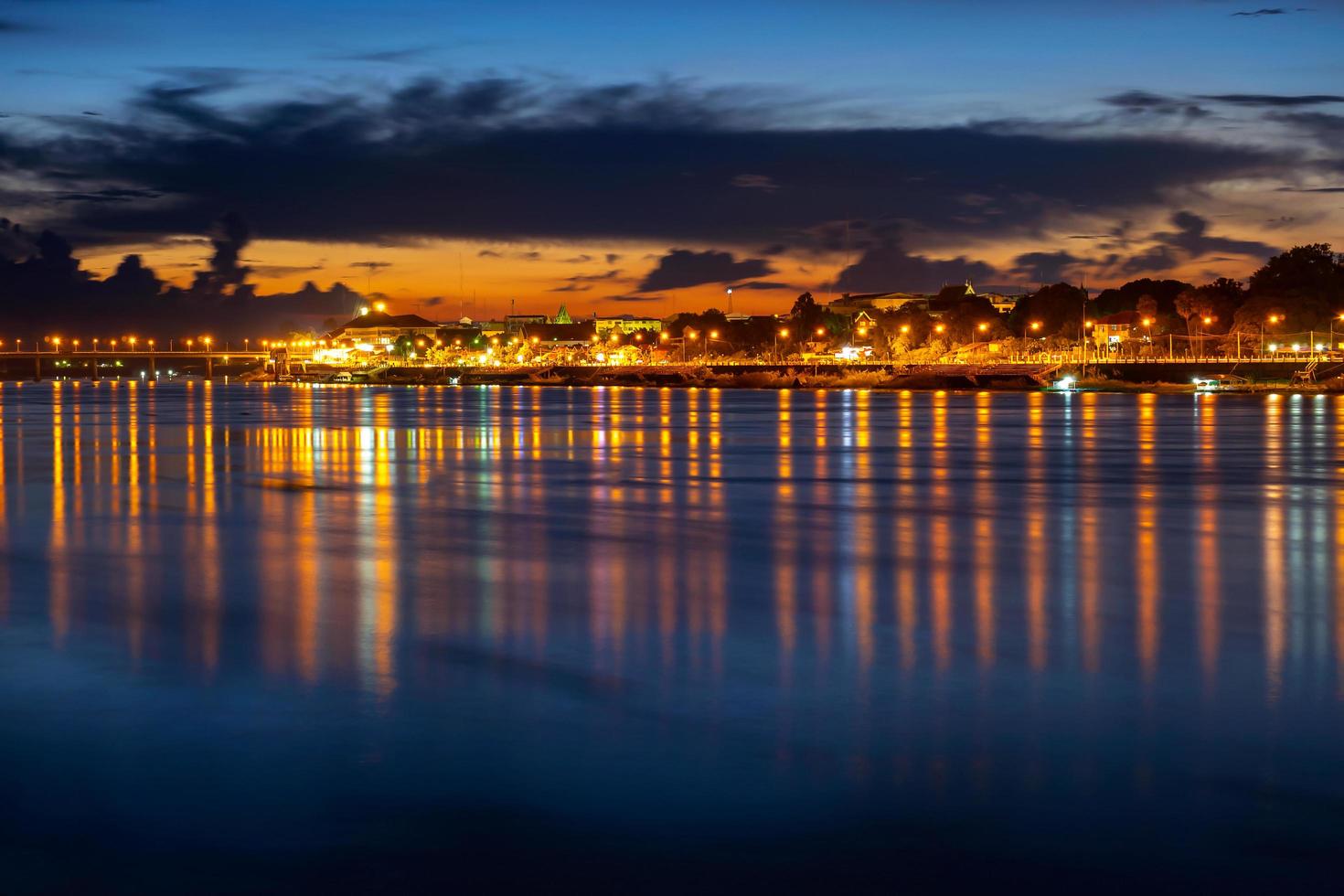 panorama do luz refletindo água foto