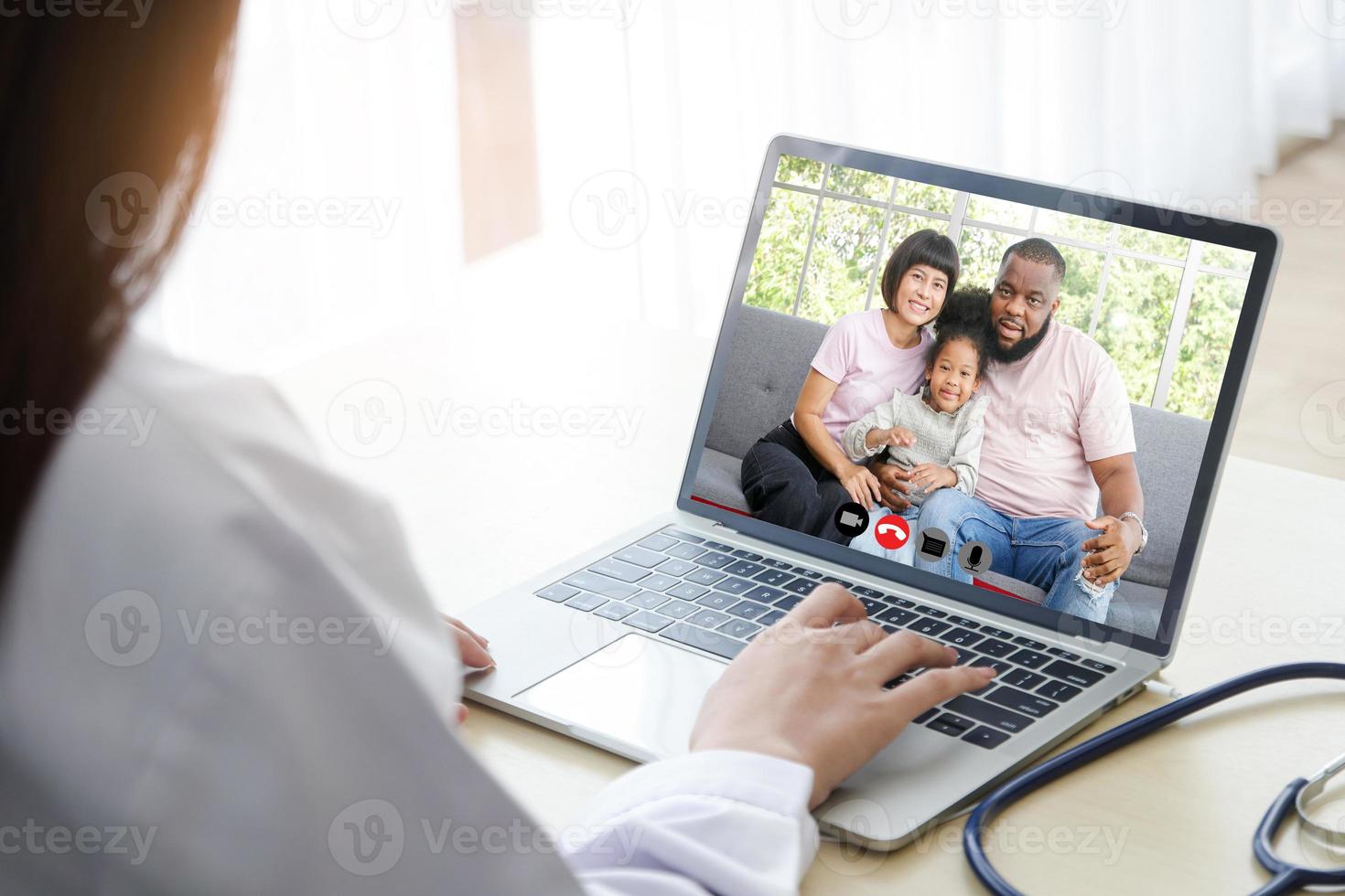 uma mulher médico conversando sobre a conectados vídeo ligar com a afro-americano família do pacientes. conceito do comunicando através tecnologia on-line. médicos pode examinar pacientes através vídeo chamadas. foto