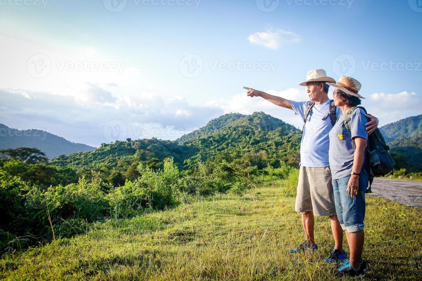 casal asiático sênior trekking, viajando, vivendo uma vida feliz na aposentadoria saudável, pode ver a natureza fresca. o conceito de turismo de saúde para idosos. com espaço de cópia. foto