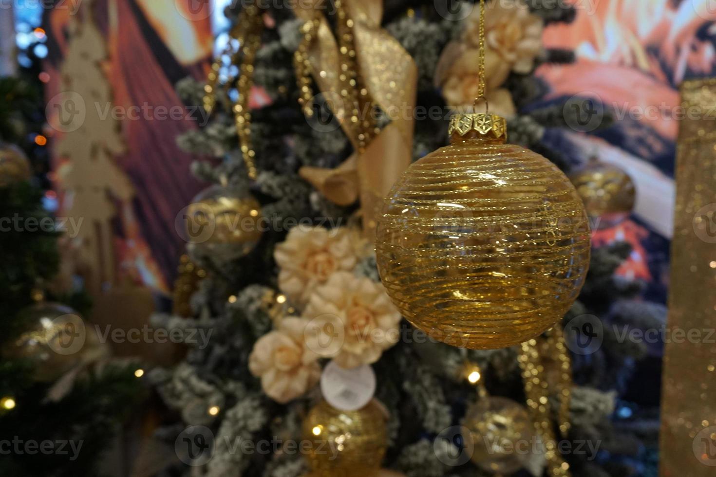 enfeites de árvore de natal no mercado de rua foto